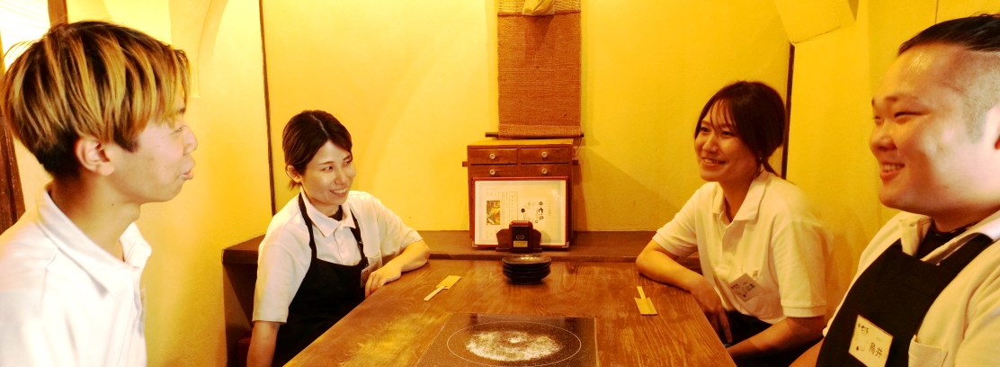 スタッフ達の会話風景写真