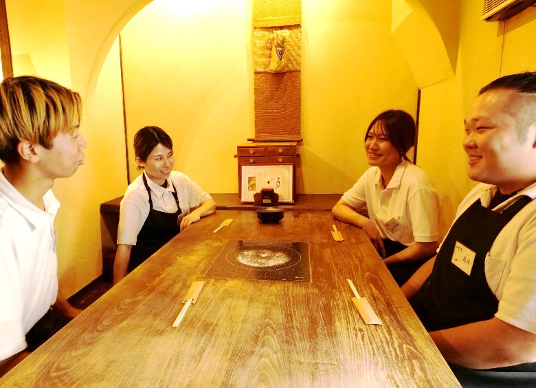 スタッフ達の会話風景写真