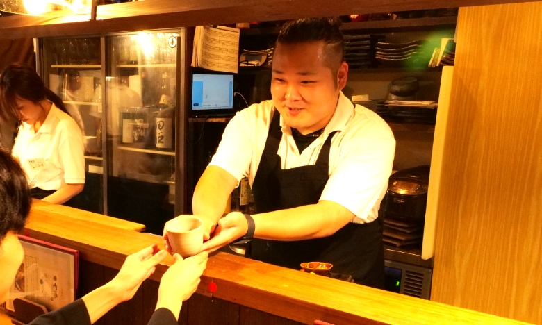 スタッフ達の会話風景写真