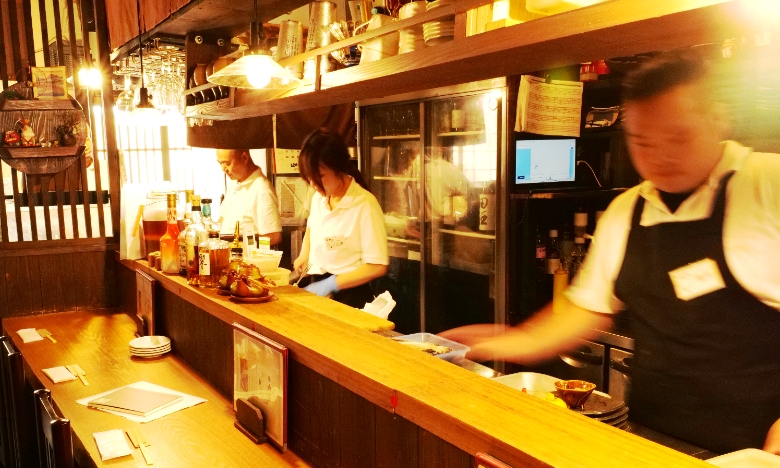 スタッフ達の会話風景写真