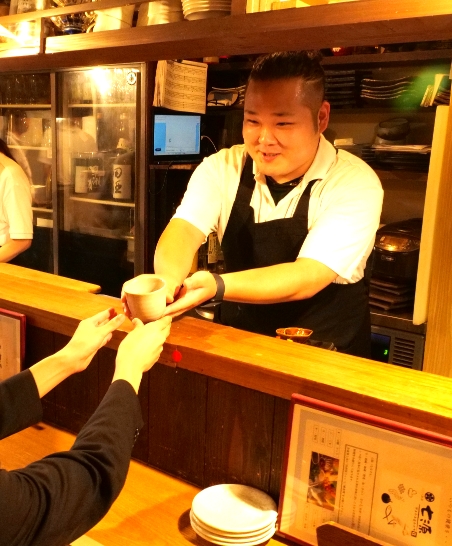 スタッフ達の会話風景写真