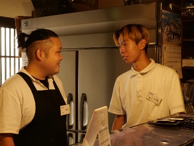 スタッフ同士で話している風景