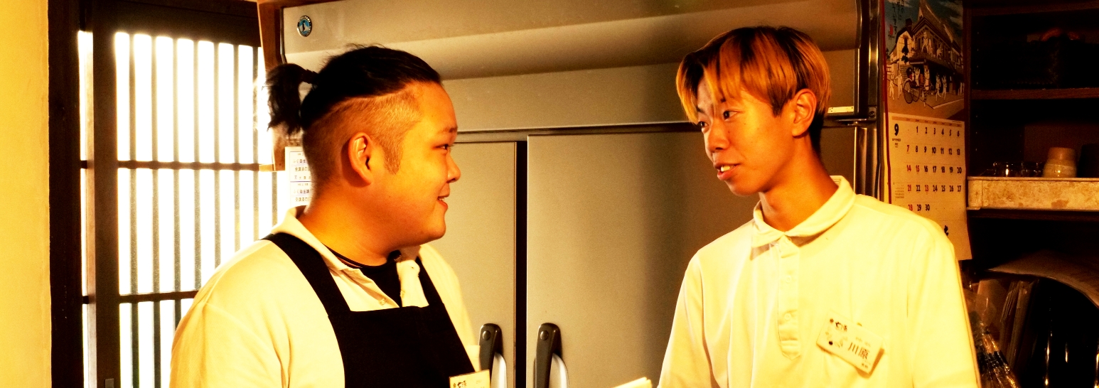 スタッフ同士で話している風景