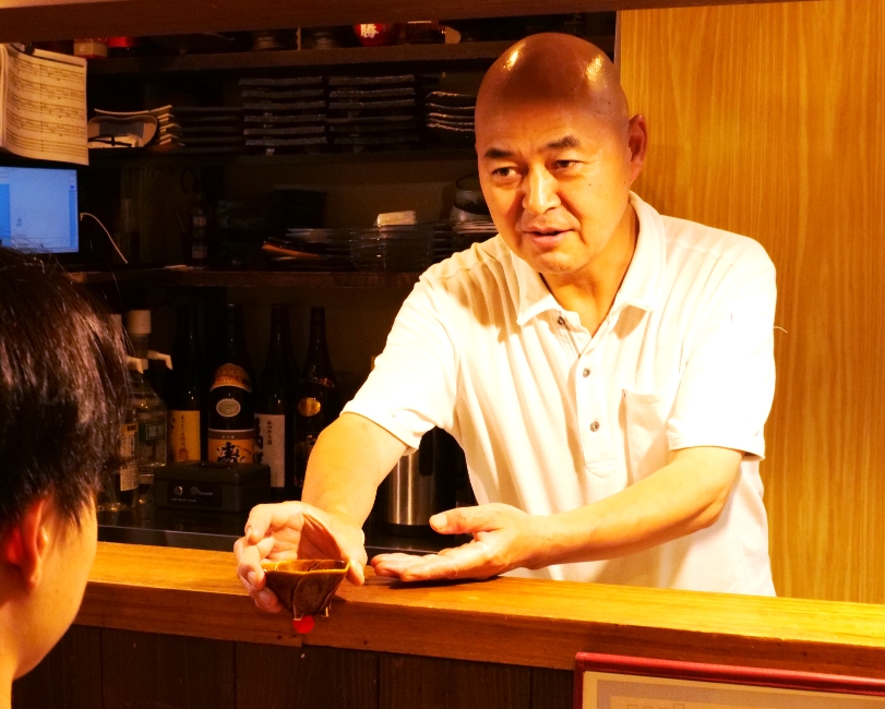 お客様へ料理を提供している写真